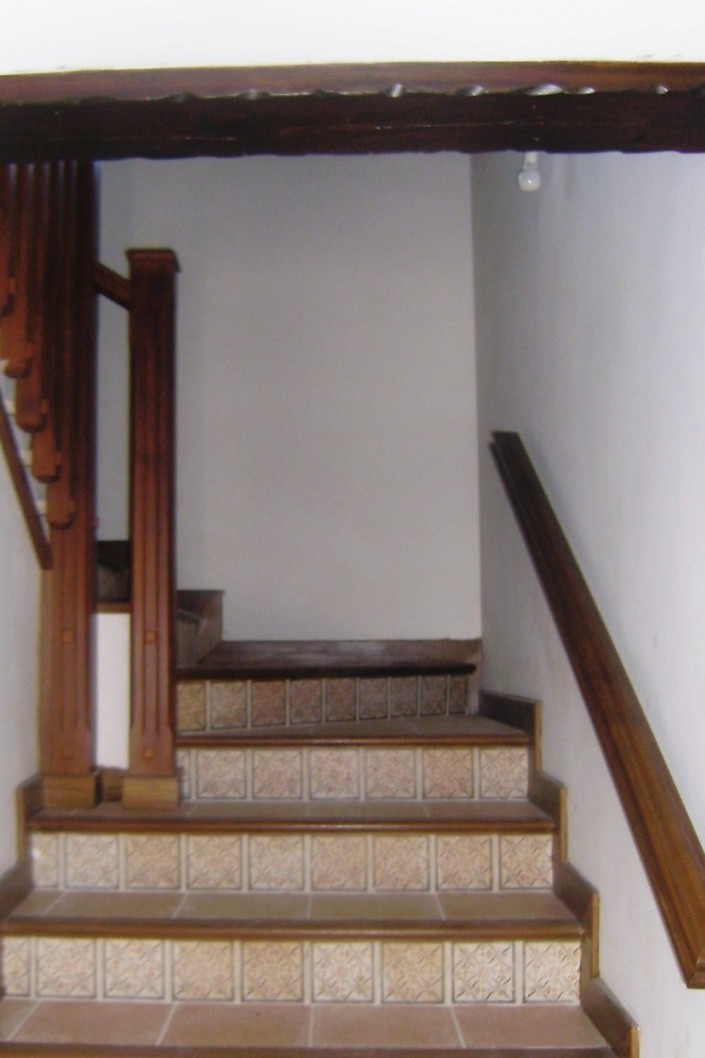 Escaleras interiores - detalles de pintura en madera